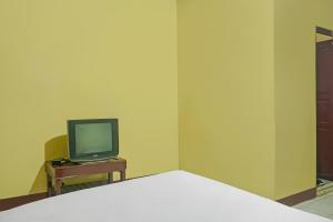 Телевизор и/или развлекательный центр в Hotel O Penginapan Laras PaminggirNearPesona Alam Seafood Pink Mira
