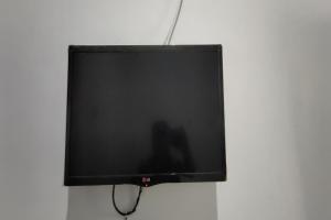 einen Flachbild-TV, der an einer Wand hängt in der Unterkunft OYO 93521 Wisma Flamboyan in Rantau
