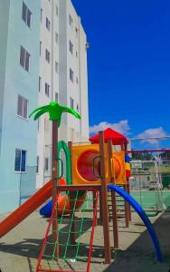 Un parque infantil con un tobogán frente a un edificio. en Apartamento para locação em Itajai SC, en Itajaí