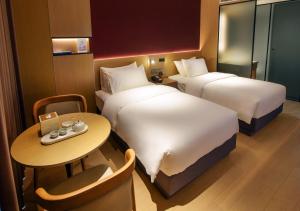 Katil atau katil-katil dalam bilik di Maison New Century Tongxiang