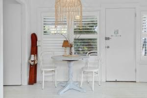 Fotografie z fotogalerie ubytování Adrift - Pet-friendly - 5 min Walk to Bay - Rustic Charm v destinaci Erowal Bay