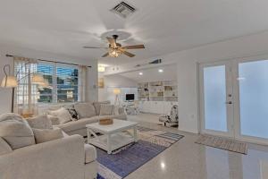 sala de estar con sofá y ventilador de techo en 7-Person Luxury Spa, Fenced Paradise, Beach Vibes en Pembroke Pines