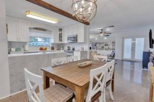 uma cozinha e sala de jantar com uma mesa de madeira e cadeiras em 7-Person Luxury Spa, Fenced Paradise, Beach Vibes em Pembroke Pines