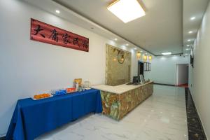 张家界大庸家民宿天门山索道站店DYJ Residential hostel的电视和/或娱乐中心
