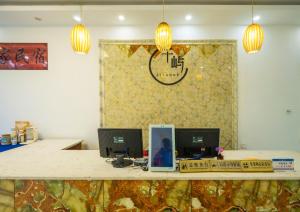 张家界大庸家民宿天门山索道站店DYJ Residential hostel的电视和/或娱乐中心