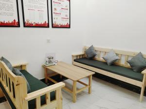 张家界大庸家民宿天门山索道站店DYJ Residential hostel的休息区