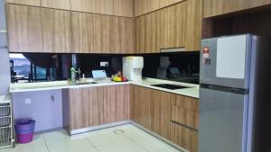 Kitchen o kitchenette sa Green Haven by Iconic Bliss