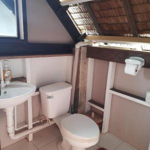 Koupelna v ubytování BlueWave Surf Stay