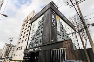 um edifício com uma placa para um hotel em Hotel The City em Gwangju