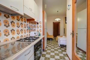 eine Küche mit einem Kochfeld im Zimmer in der Unterkunft Il Rifugio - Town Center - Happy Rentals in Borghetto Santo Spirito