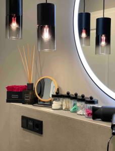 een badkamerbar met een spiegel en een wastafel bij Auszeit in Sassnitz +20 foto's