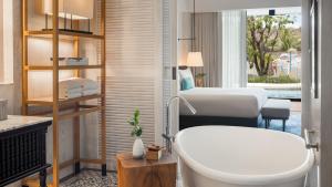 Postel nebo postele na pokoji v ubytování Kimpton Kitalay Samui by IHG