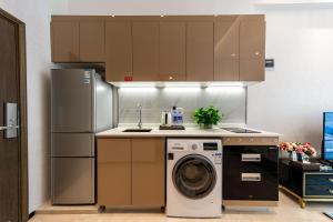 a kitchen with a washing machine and a washer at BORUISI Plaza Residence Apartment - Shenzhen Futian Convention & Exhibition Center in Shenzhen