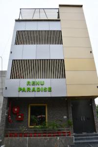um edifício com um sinal que lê remo paraíso em Renu Paradise , Ayodhya em Ayodhya