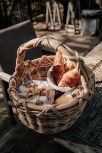 ein Korb Brot auf einer Holzbank in der Unterkunft Cabane Rouge-Gorge in Auriac-du-Périgord