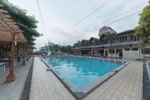 a large swimming pool in the middle of a building at Urbanview Hotel Cianjur City Park by RedDoorz in Tjiandjur