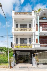 um grande edifício branco com um cartaz em Nhat Minh Hotel Dalat em Da Lat