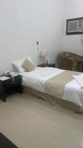 Cama ou camas em um quarto em Arabian Palm Hotel