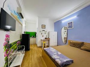 een woonkamer met een blauwe muur en een bank bij Le Nhim Homestay in Ho Chi Minh-stad