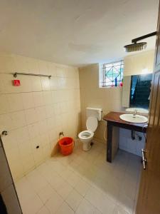 ein Bad mit einem WC und einem Waschbecken in der Unterkunft Js Private villa with pool in Calangute