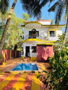 ein Haus mit Pool davor in der Unterkunft Js Private villa with pool in Calangute