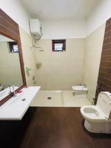 łazienka z toaletą i umywalką w obiekcie Terance Bungalow w mieście Kosgoda