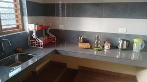 een keuken met een wastafel en een aanrecht bij SOUPARNIKA LAKE VIEW HOMESTAY in Wayanad