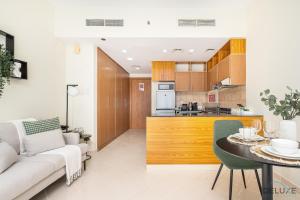 Kuchyňa alebo kuchynka v ubytovaní Comfortable Studio at Lago Vista A Dubai Production City by Deluxe Holiday Homes
