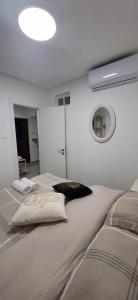 1 dormitorio con 2 camas y una luz en el techo en RutSuite en ‘Afula
