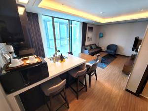 une chambre d'hôtel avec une cuisine et un salon dans l'établissement W Residence Hotel, à Busan