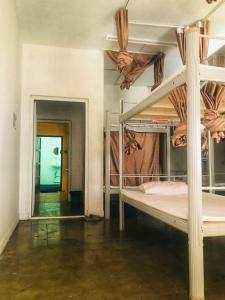 Ban Nongdouang的住宿－Annie Backpacker Hostel，一间带两张双层床的卧室和走廊