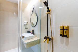 W łazience znajduje się prysznic z lustrem i umywalka. w obiekcie GP Hotel Ha Long w Ha Long