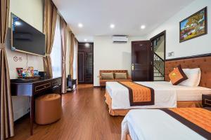 pokój hotelowy z 2 łóżkami i telewizorem w obiekcie GP Hotel Ha Long w Ha Long