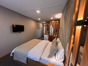 a bedroom with a bed and a tv on the wall at istanbul vipinnhotels in Istanbul
