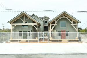 a house with a fence in front of it at TOOD一宮 -B棟 in Ichinomiya