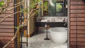 Koupelna v ubytování Kimpton Kitalay Samui by IHG