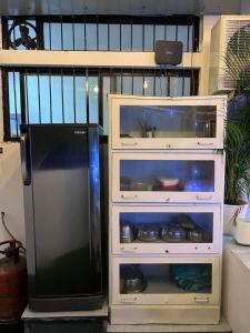 um frigorífico e uma cómoda num quarto em Twin Room em Nagpur