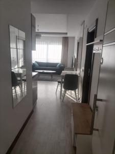 een woonkamer met een bank en een tafel bij Marina 2 in Antalya