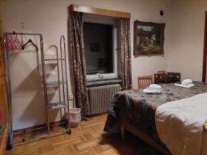 um quarto com uma cama, uma escada e uma janela em Nederhögen Vildmarkscenter em Rätan