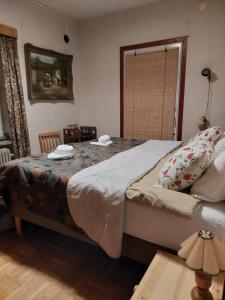 a bedroom with a large bed and a table at Nederhögen Vildmarkscenter in Rätan