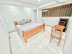 1 dormitorio con 1 cama y 1 silla en Number9 Bangkoknoi BKK, en Bangkok