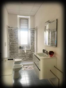 A bathroom at Nuova Casa vacanze nonna Prassede con giardino e posto auto