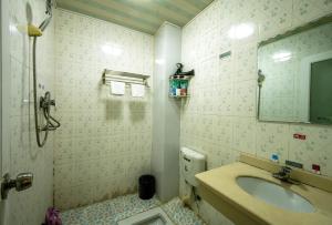 张家界大庸家民宿天门山索道站店DYJ Residential hostel的一间浴室