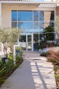 un edificio con una pasarela frente a un edificio en Le Square d'Evan - Appartement de Standing - Grande Terrasse Extérieure - Climatisation, en Saint-Aunès