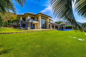 een huis met een groot gazon ervoor bij Luxury Mansion On Black Mountain Golf Course(BMG5) in Hua Hin