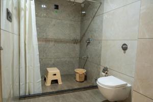 A bathroom at RAMA INN HOTEL ANAND