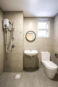 Tranquil Retreats في كوالالمبور: حمام مع حوض ومرحاض ومرآة