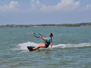 カルピティヤにあるVilla Setha Wadiの水上のサーフボードの女
