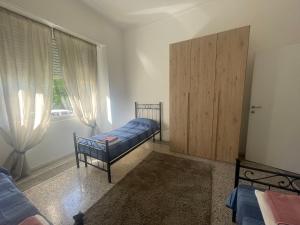 A bed or beds in a room at Nuova Casa vacanze nonna Prassede con giardino e posto auto