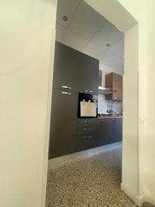 A kitchen or kitchenette at Nuova Casa vacanze nonna Prassede con giardino e posto auto
